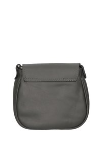 Borsa in pelle grigia con fondo arrotondato, parte superiore piatta e chiusura a patta incapsulata. Caratterizzata da cuciture semplici e una superficie morbida.