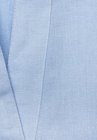 Tela de color azul claro con un tejido texturizado, que presenta líneas diagonales y un acabado suave. El material parece ligero y transpirable.
