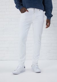 Pier One Traperice uskog kroja - white denim