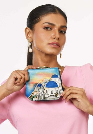 Clutch bag met een blauw gedomineerd architectuurontwerp, met een kleurrijke zonsondergang op de achtergrond. Gemaakt van leer met een metalen sluiting.