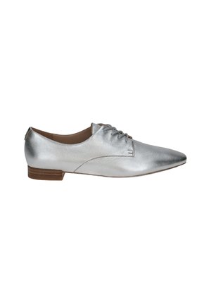Srebrne metaliczne buty sznurowane z wąskim czubkiem, gładką teksturą, minimalnym detalem szycia i niskim drewnianym obcasem.