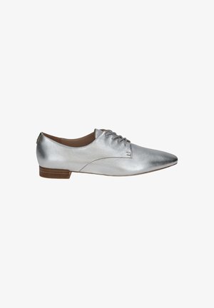 Chaussures en cuir métallisé argenté à lacets avec un bout pointu, texture lisse, détails de couture minimalistes et un petit talon en bois.