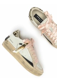 Sneaker basse con tomaia in pelle beige, lacci in satin rosa, retro con stampa leopardata e suola in gomma trasparente. Accenti di branding dorati.