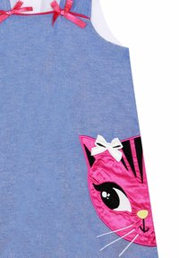 Jeans kjole med lyserød katteansigt applikation; har tekstureret stof, røde satinbånd på stropperne og broderede detaljer til øjne og knurhår.