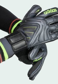 Adidas handsker med sort ydre, neongrøn detaljer, tekstureret greb og justerbar Velcro-strop; designet til sportspræstation.