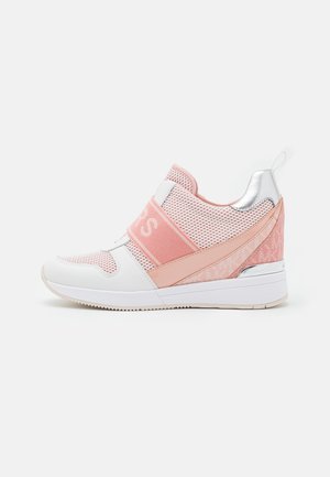 Baskets compensées blanches et roses en tissu mesh, large sangle élastique et languette métallique argentée au talon, vues de côté sur fond blanc.