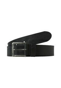 Cinturón de cuero negro con una hebilla de metal plateado de acabado desgastado y grabado con el logotipo, textura suave y diseño clásico.