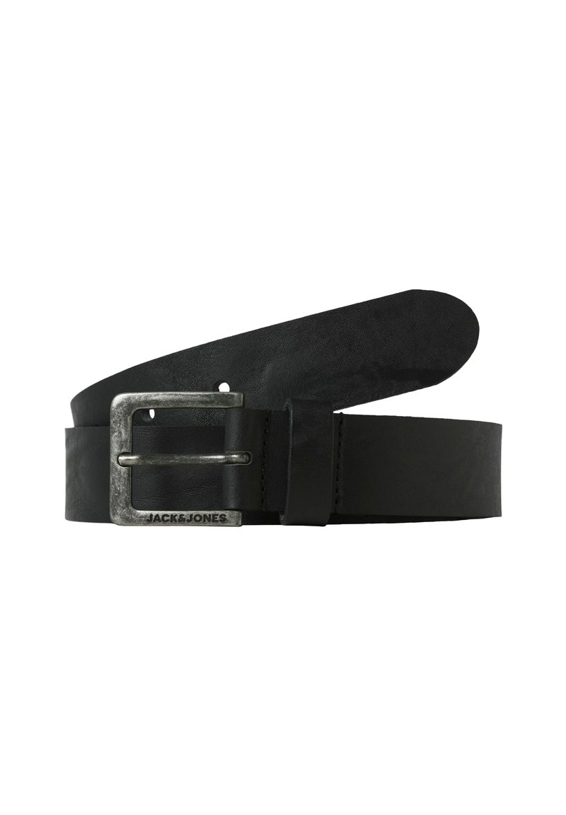 Cinturón de cuero negro con una hebilla de metal plateado de acabado desgastado y grabado con el logotipo, textura suave y diseño clásico.