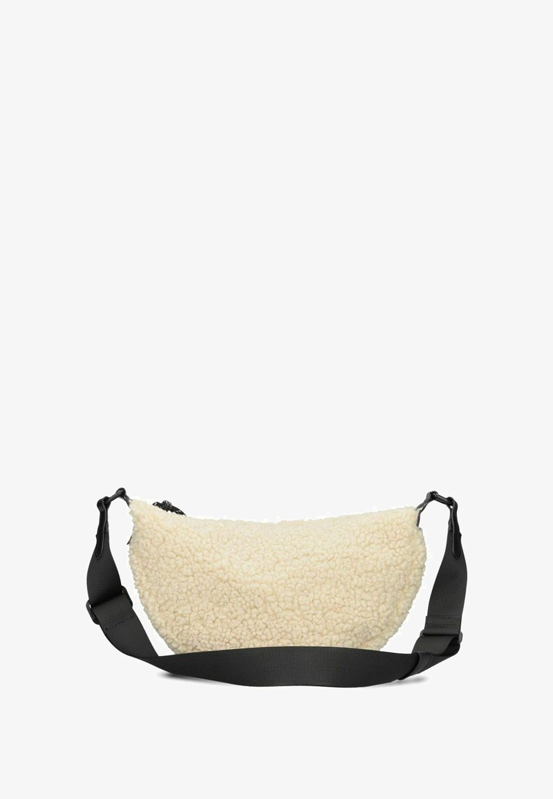 Bolso de color crema, esponjoso y texturizado con forma curvada y tira ajustable negra. Presenta un cierre de cremallera y un hardware minimalista.