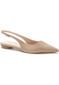 Slingback balerinke od bežane kože s oštrim vrhom i podesivim remenom. Glatka tekstura i niski potplat povećavaju udobnost.