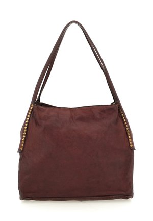 Borsa a spalla in pelle marrone con dettagli in borchie dorate sui lati, forma rettangolare e una lunga tracolla per il trasporto.