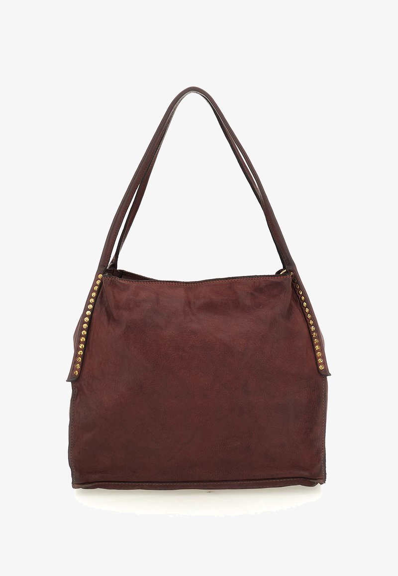 Borsa a spalla in pelle marrone con dettagli in borchie dorate sui lati, forma rettangolare e una lunga tracolla per il trasporto.