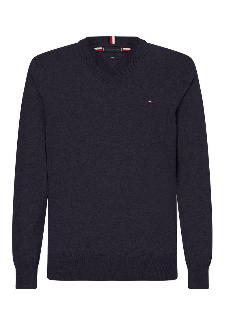 Granatowy sweter z dekoltem w serek, wykonany z miękkiej dzianiny, z długimi rękawami i małym logo na piersi, z czerwonymi i białymi akcentami wewnątrz kołnierza.