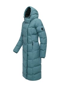 Teal lang puffjakke med strammet hette, ribbestrikkede mansjetter, glidelåslommer på sidene og en quiltet tekstur. Har en svart logo som aksent.