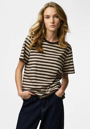 Stribet t-shirt i brun og beige med korte ærmer, rund halsudskæring og en afslappet pasform, kombineret med mørk denim bukser.