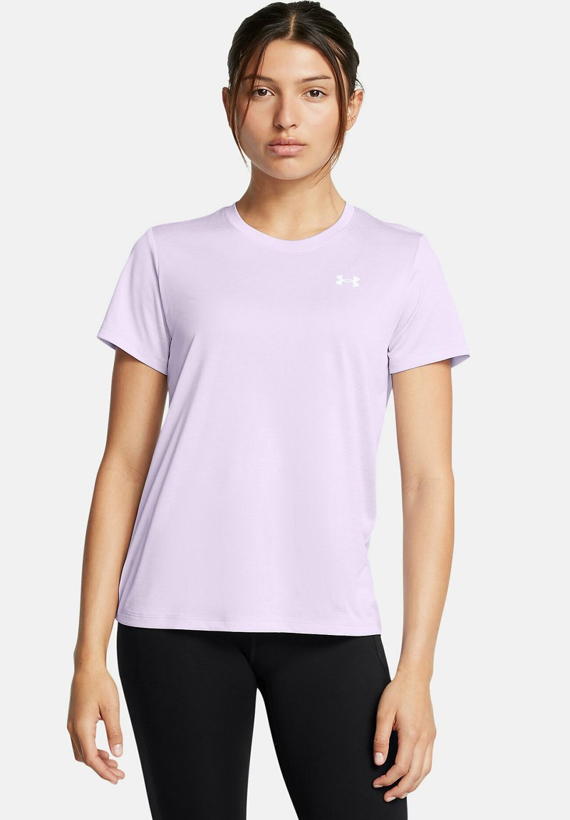 Camiseta atlética de manga corta en morado claro con cuello redondo y logotipo blanco en el lado izquierdo del pecho. Confeccionada con una tela suave y ligera.