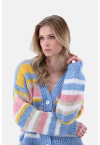 Mehrfarbige Strickjacke mit Streifen in Blau, Gelb, Pink und Weiß, mit V-Ausschnitt, zwei Knöpfen und lockerer Passform.