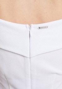 Guess Sukienka etui