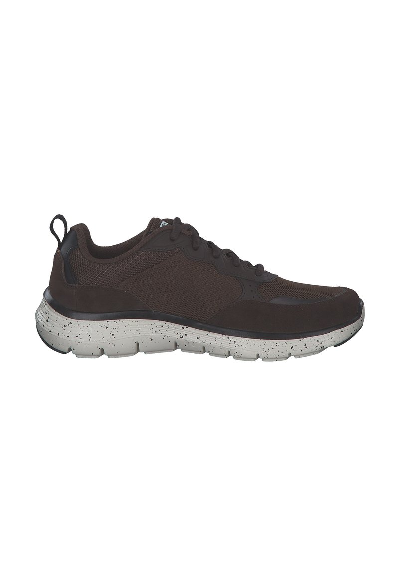Zapatilla deportiva marrón oscuro con parte superior de malla y ante, suela gruesa con manchas blancas, lengüeta negra y cierre de cordones, vista lateral.