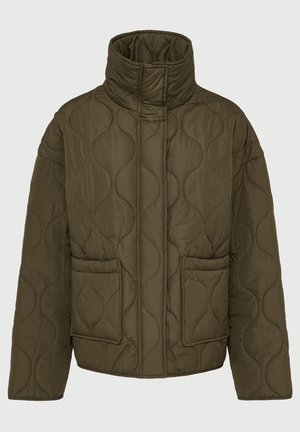 Olijfgroen gewatteerde jas met een hoge kraag, voorzien van een golvend quiltpatroon, twee voorkiezen en een ontspannen pasvorm.
