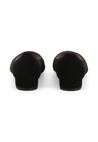 Ballerine in camoscio nero con tacco basso, punta arrotondata e design posteriore aperto. Texture liscia con finitura opaca.