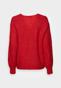 Pull rouge tricoté à manches longues avec poignets et ourlet côtelés, présenté à plat sur un fond clair, montrant le côté dos.