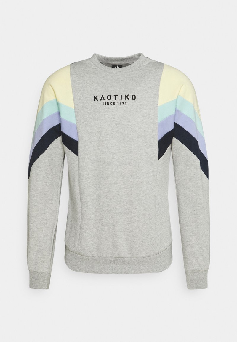 Grå sweatshirt med rund hals, som har flerfärgade diagonala ränder i pastellnyanser på ärmarna och en svart textlogotyp på bröstet.