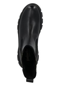 Botas de tobillo negras de cuero suave, con paneles laterales elásticos, una tira en el talón y una suela negra gruesa.