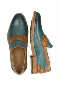 Tvåfärgade läderskor i loafermodell med en blå ovandel och bruna detaljer, rundad tå och staplad klack, detaljerad sömnad runt sömmen.