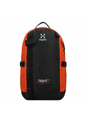 Sac à dos noir et orange au design élégant, fabriqué en tissu durable. Comprend des sangles réglables, un logo et des accents de boucle à l'avant.