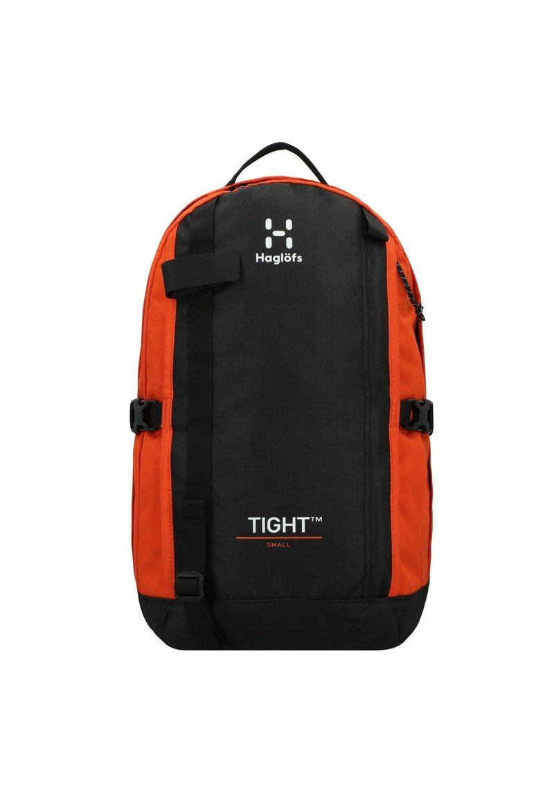Mochila negra y naranja con un diseño elegante, hecha de tela duradera. Cuenta con correas ajustables, logotipo y acentos de hebilla en la parte frontal.