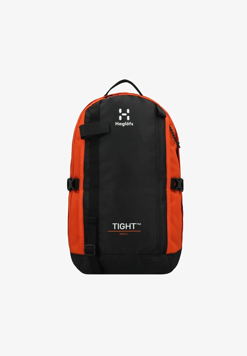 Mochila negra y naranja con un diseño elegante, hecha de tela duradera. Cuenta con correas ajustables, logotipo y acentos de hebilla en la parte frontal.