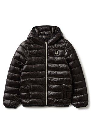 Chaqueta de plumas negra con capucha, que presenta un textura acolchada, un cierre frontal, bolsillos laterales y un logo en el pecho. Material suave y brillante.