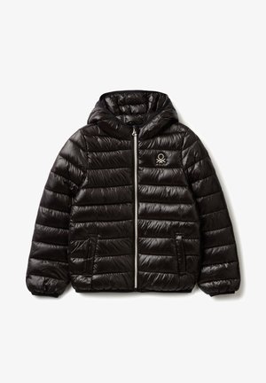 Chaqueta de plumas negra con capucha, que presenta un textura acolchada, un cierre frontal, bolsillos laterales y un logo en el pecho. Material suave y brillante.