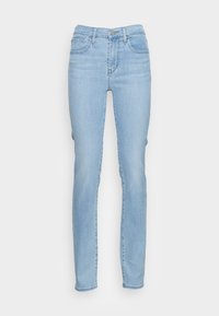 Jeans en denim bleu clair avec une coupe droite, taille haute, design à cinq poches et un léger délavage sur l'ensemble de la texture du tissu.