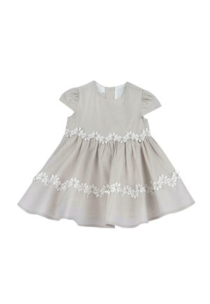 Robe de bébé beige clair avec des manches bouffantes courtes et une broderie de fleurs blanches autour de la taille et de l'ourlet, design de jupe évasée.