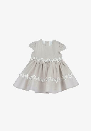 Robe de bébé beige clair avec des manches bouffantes courtes et une broderie de fleurs blanches autour de la taille et de l'ourlet, design de jupe évasée.
