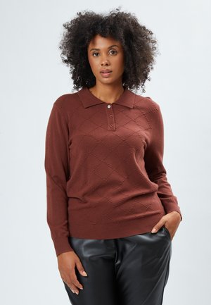 Bruin gebreid sweater met een polokraag, voorzien van een diamanten patroon en een centrale knoopsluiting. Geribbelde zoom en lange mouwen.