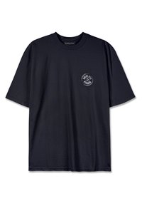 Tricou din bumbac negru cu mâneci scurte, decolteu rotund. Prezintă un logo circular alb și gri în zona stângă a pieptului.