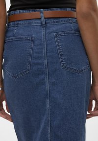 Vero Moda VMPEYTON SLIDS SKIRT - Uska suknja - dark blue denim