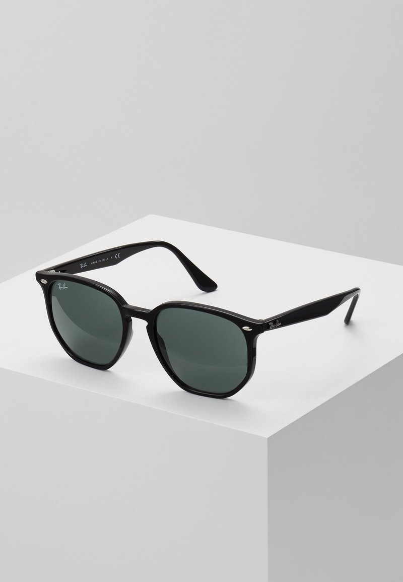 Sorte solbriller med grønne linser, firkantet stel, glansfuld overflade, sølv hardware detaljer og et distinkt Ray-Ban logo på siden.