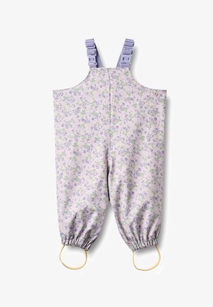 Peto infantil con estampado floral, correas moradas ajustables, puños elásticos y lazos para los pies en beige sobre un fondo blanco.
