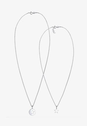 To sølvhalskæder med fine kæder, den ene med et rundt vedhæng med et stjernedesign, den anden med et lille stjernedanhæng.