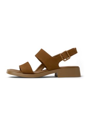 Brun åben tå sandal med to brede stropper, en lav blokhæl og en justerbar ankelrem med spænde på hvid baggrund.
