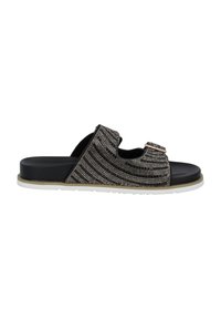 Svart slidesandal med texturerad ovandel och metalliska utsmyckningar, med en platt sula med vit accent, designad för komfort.