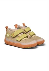 Velcro-Riemchen-Schuhe aus beigem Stoff mit orangen Akzenten. Mit grünen Riemen und strukturiertem Design. Gummisohle mit strukturiertem Profil.