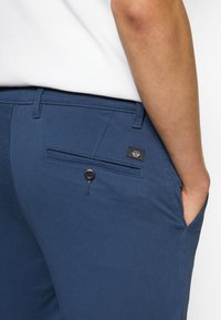DOCKERS SMART SUPREME FLEX SKINNY - Chinos - ocean blue