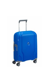 Valigia rigida blu con superficie texturizzata, logo centrale e maniglia retrattile. Dotata di quattro ruote girevoli per la mobilità.