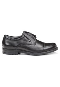 Zapato negro de piel con un acabado suave, diseño con cordones, punta redonda y un sutil detalle de costura a lo largo de los lados y costuras.