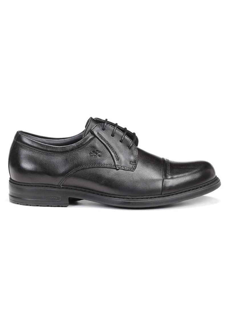 Zapato negro de piel con un acabado suave, diseño con cordones, punta redonda y un sutil detalle de costura a lo largo de los lados y costuras.